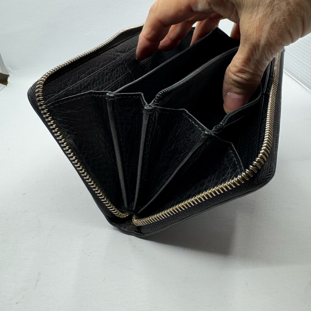 Gucci Pebbled Calfskin Soho Zip around Black Leather Wallet with Tassel 21341 - Picture 4 of 10